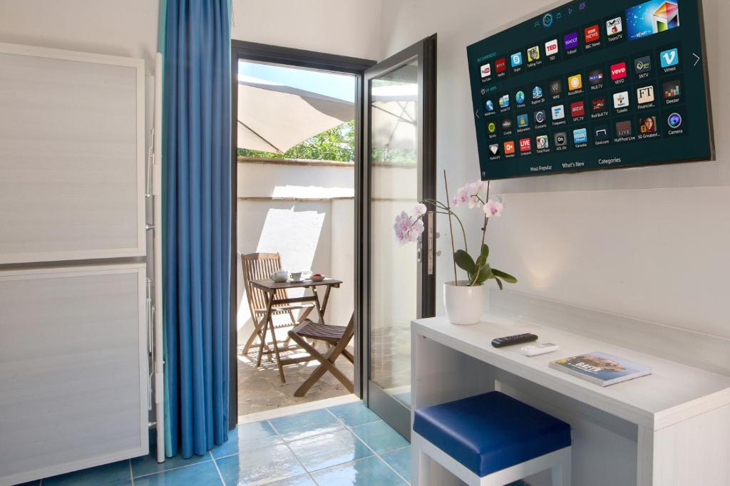 Cette chambre comprend un bureau avec une chaise et une fenêtre. dans l'établissement Torre San Vito Beach Hotel 3s, à Gaète