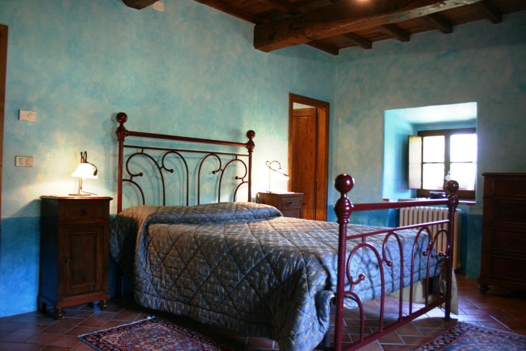 une chambre avec un lit, une lampe et une fenêtre dans l'établissement Torre Di Vignale, à Palazzo del Pero