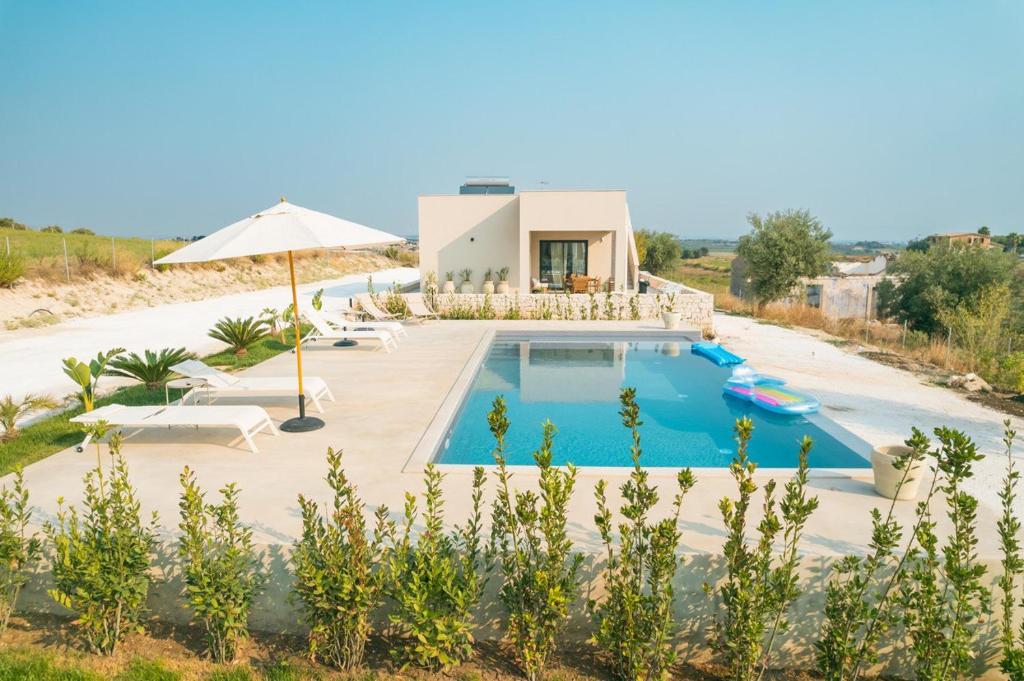une villa avec piscine et une maison dans l'établissement Dimore LE GRASTE - Made in Sicily, à Noto