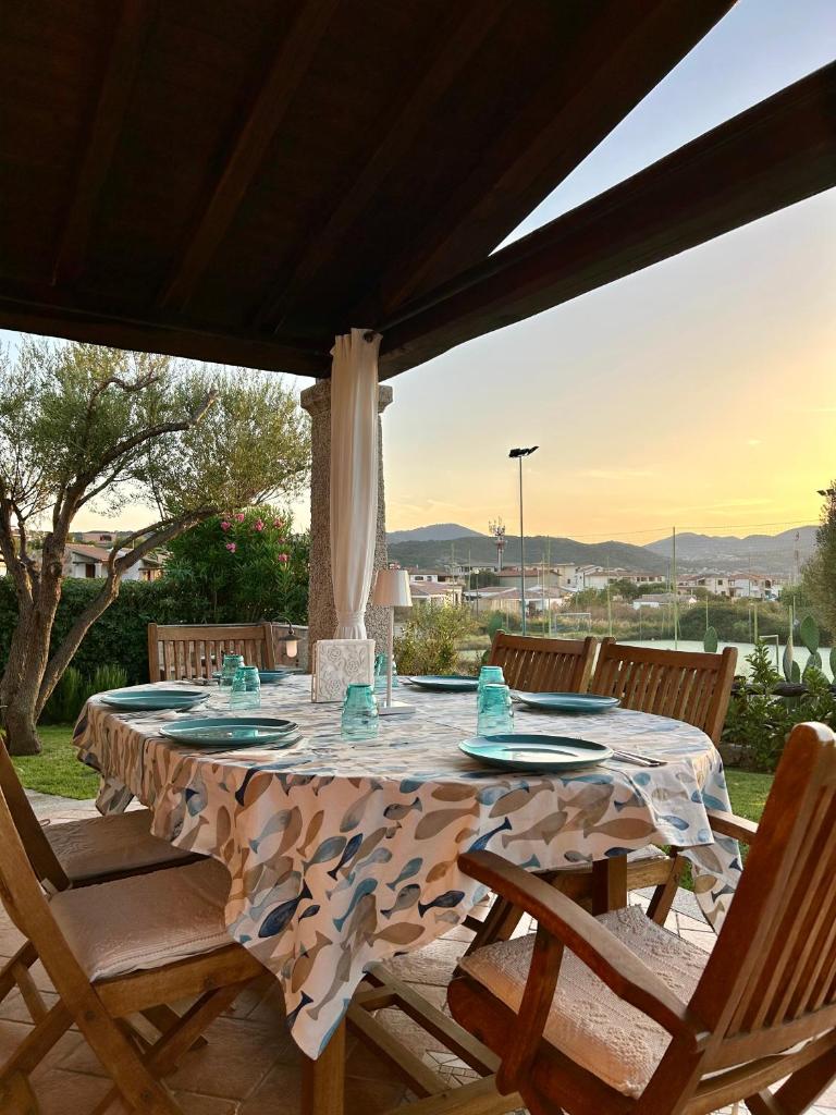 une table et des chaises sur une terrasse avec vue dans l'établissement Villa Luca, à Budoni