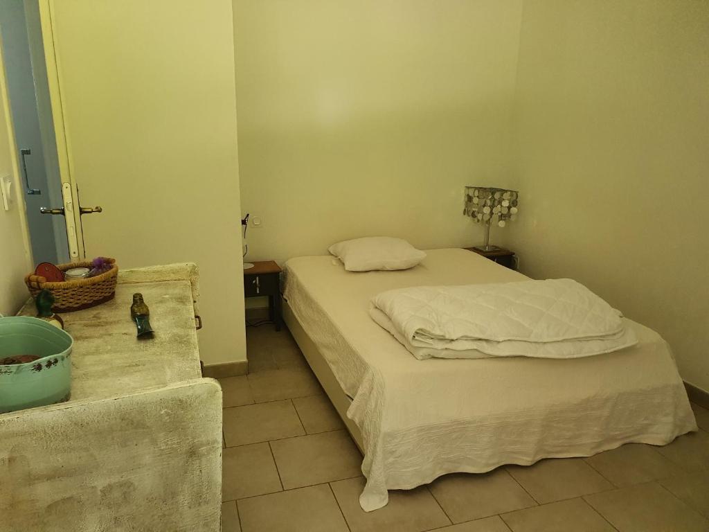 une petite chambre avec un lit et une table dans l'établissement Gîte Hanna en Luberon - Le Boisset de St Martin de Castillon, à Saint-Martin-de-Castillon 37 autres photos