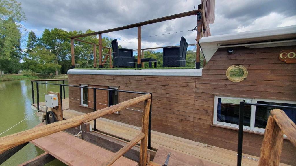 un pont d'un bateau sur une masse d'eau dans l'établissement Péniche la belle daisy, à Campsegret