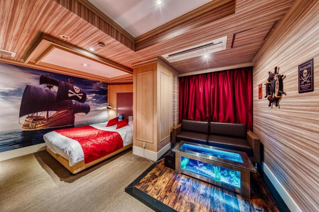 - une chambre avec un lit et un aquarium dans l'établissement Hotel Atlantis Machida -Adult Only, à Kami-seya