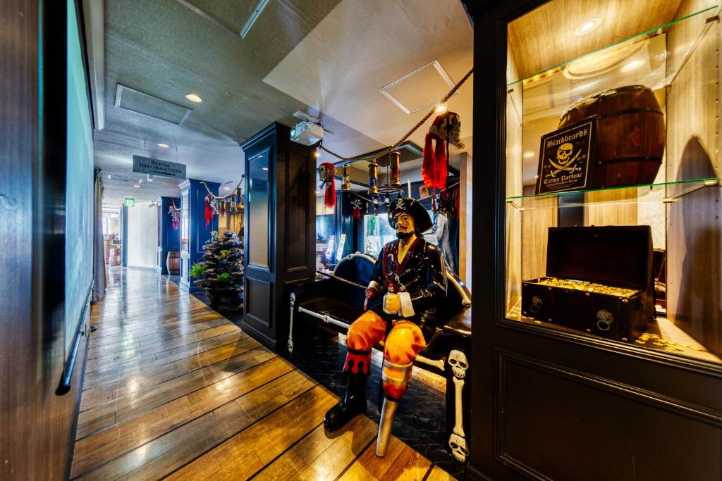 une boutique avec un mannequin assis dans une vitrine dans l'établissement Hotel Atlantis Machida -Adult Only, à Kami-seya