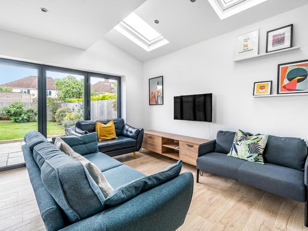 Stunning Modern 4 Bed with Parking and Garden - Pass the Keys 1