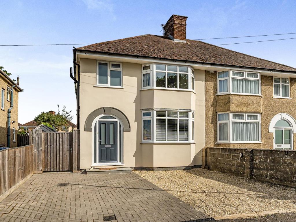Stunning Modern 4 Bed with Parking and Garden - Pass the Keys 6