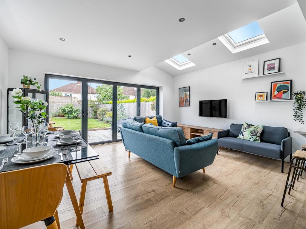 Stunning Modern 4 Bed with Parking and Garden - Pass the Keys 5