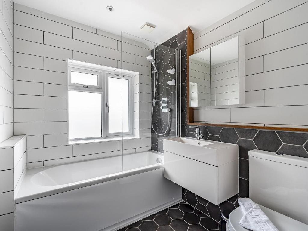 Stunning Modern 4 Bed with Parking and Garden - Pass the Keys 8