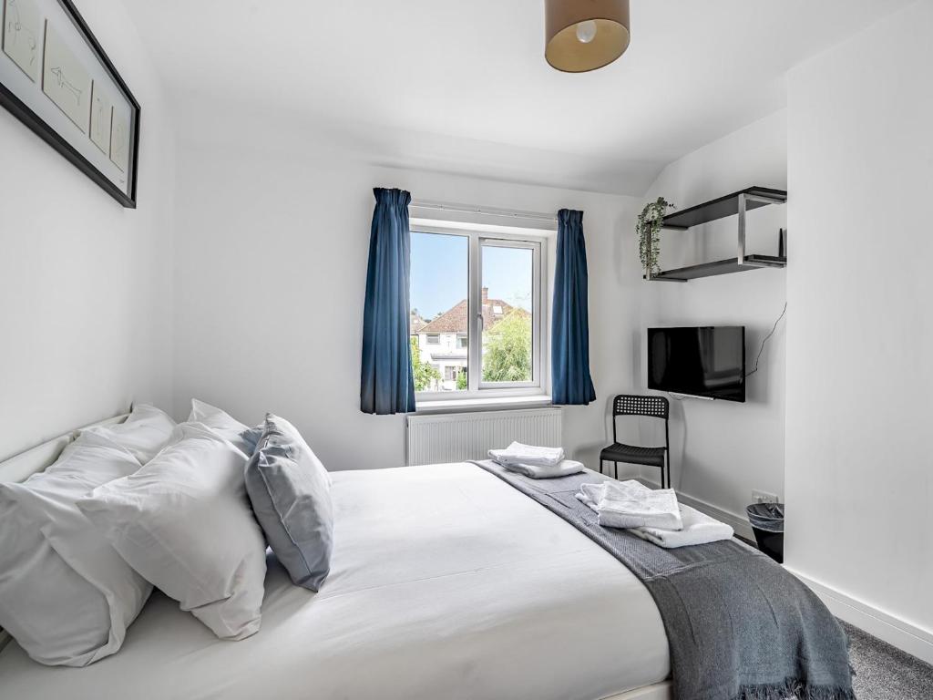 Stunning Modern 4 Bed with Parking and Garden - Pass the Keys 2