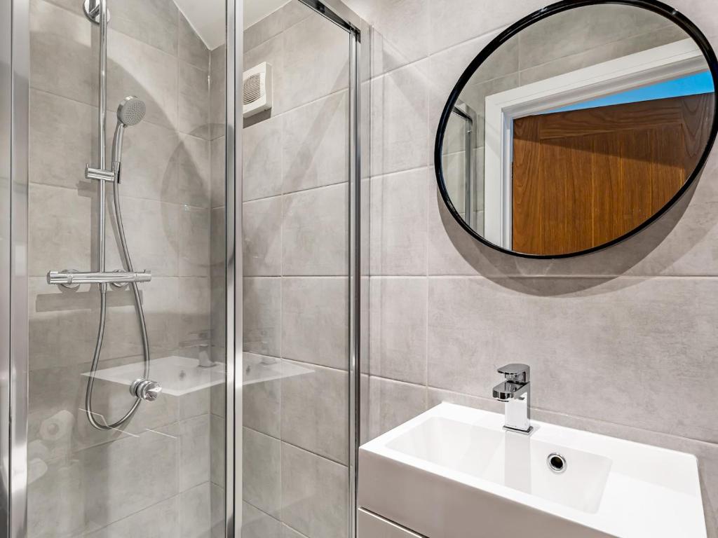 Stunning Modern 4 Bed with Parking and Garden - Pass the Keys 3
