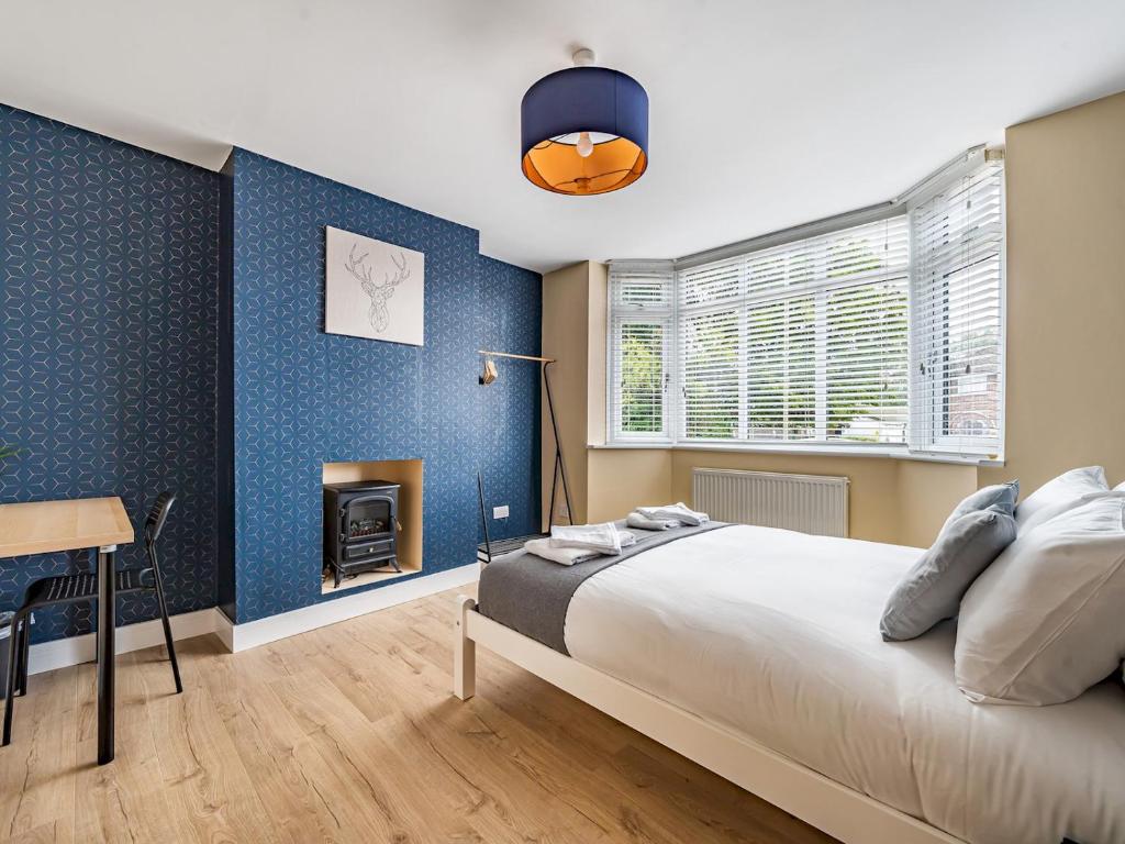 Stunning Modern 4 Bed with Parking and Garden - Pass the Keys 7