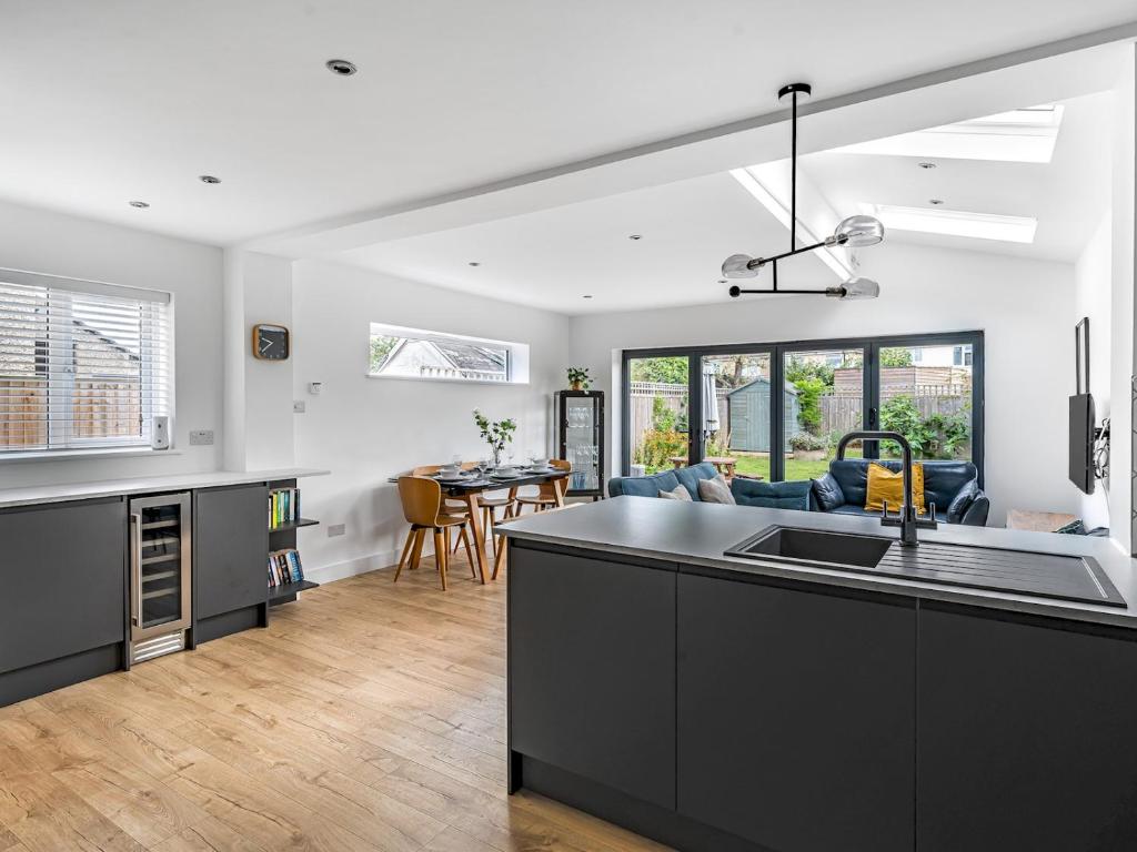 Stunning Modern 4 Bed with Parking and Garden - Pass the Keys 4