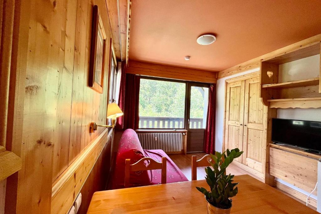 une salle à manger avec une table et une fenêtre dans l'établissement Haven of peace with balcony in Combloux, à Combloux