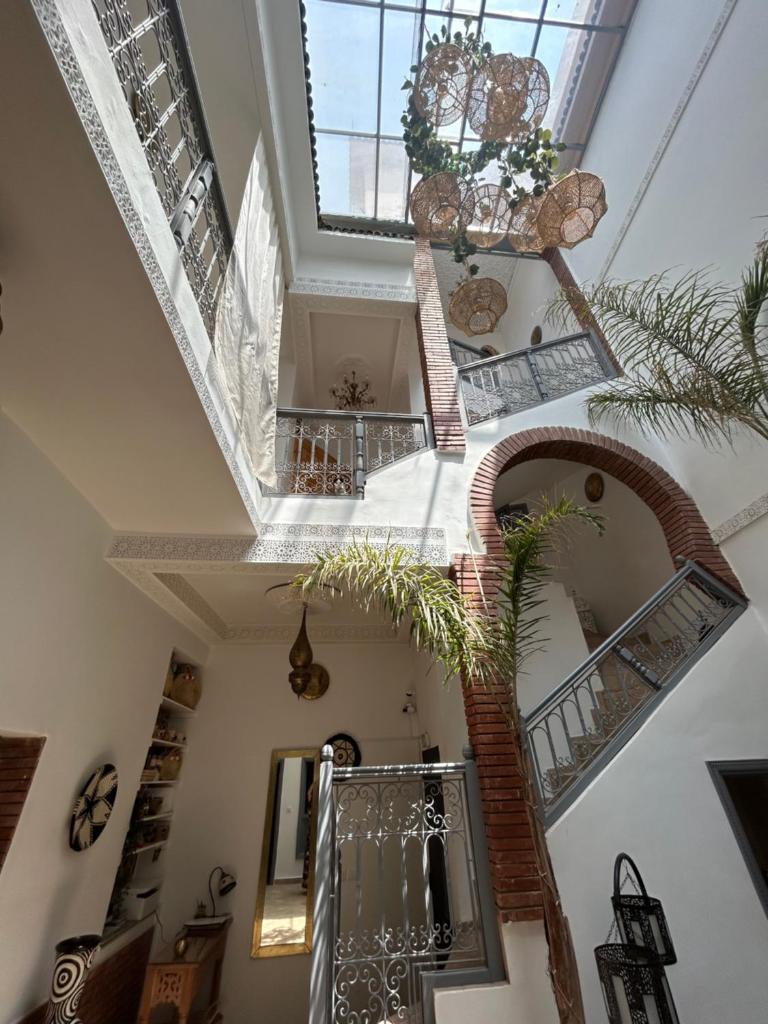 - un escalier en colimaçon dans une maison avec plafond dans l'établissement RIAD TIFAWT, à Marrakech