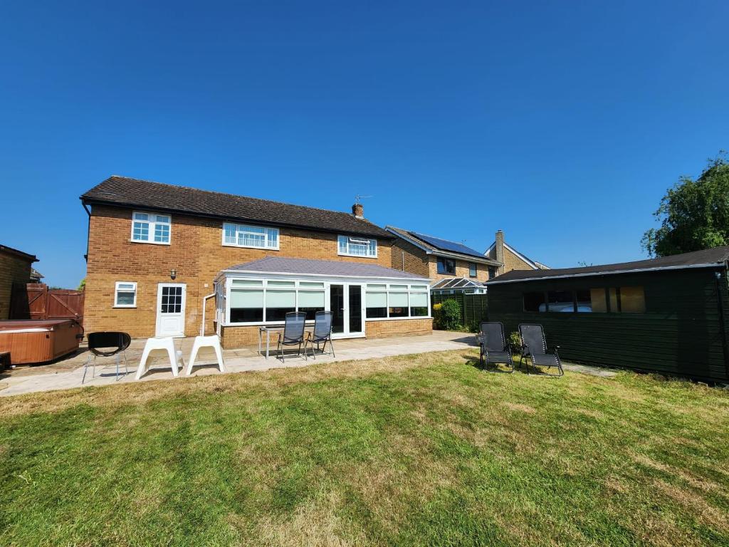 Kennedy Villa - 5 Bedroom House with Hot Tub, WiFi, Free parkings, Close to Bicester Village 7