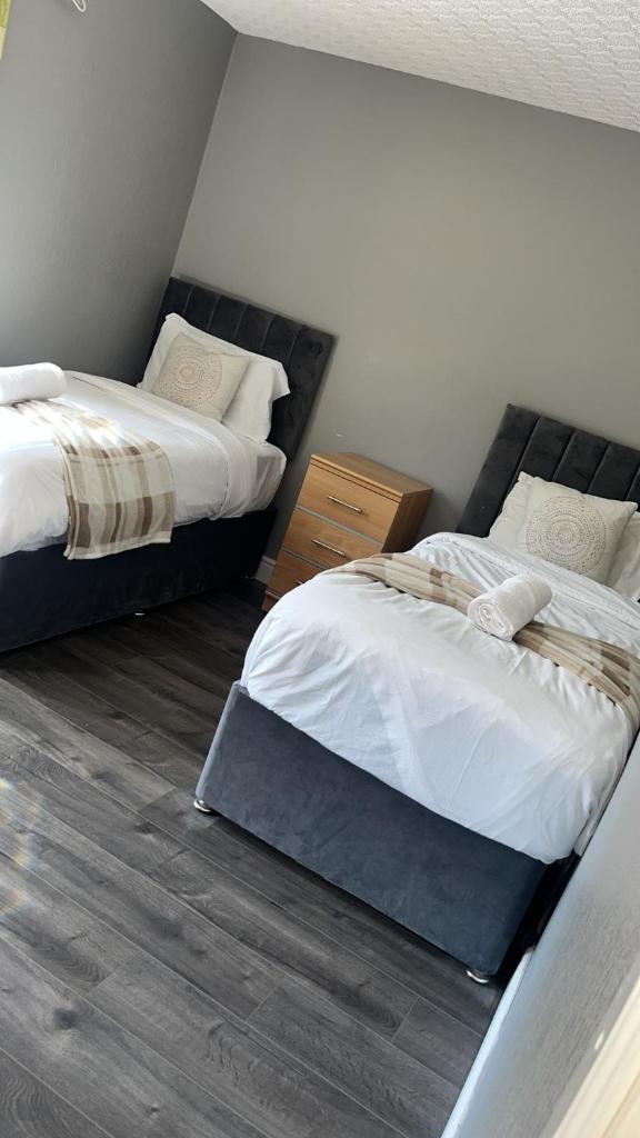 MASSIVE 4 Bed home walking distance to the City lights, perfect for business trips 7