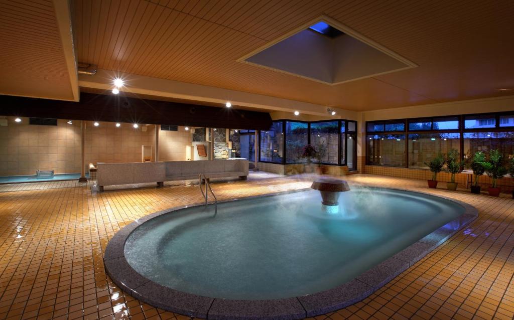 - une grande piscine dans un bâtiment avec piscine dans l'établissement Aishinkan, à Morioka