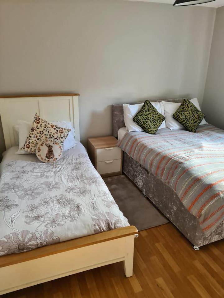 MASSIVE 4 Bed home walking distance to the City lights, perfect for business trips 2
