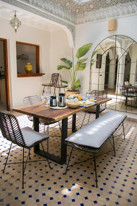 une salle à manger avec une table et deux chaises dans l'établissement Riad Sabria, à Marrakech