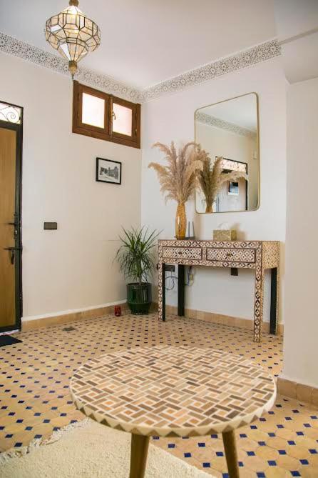 une chambre avec un miroir et une table avec un miroir dans l'établissement Riad Sabria, à Marrakech