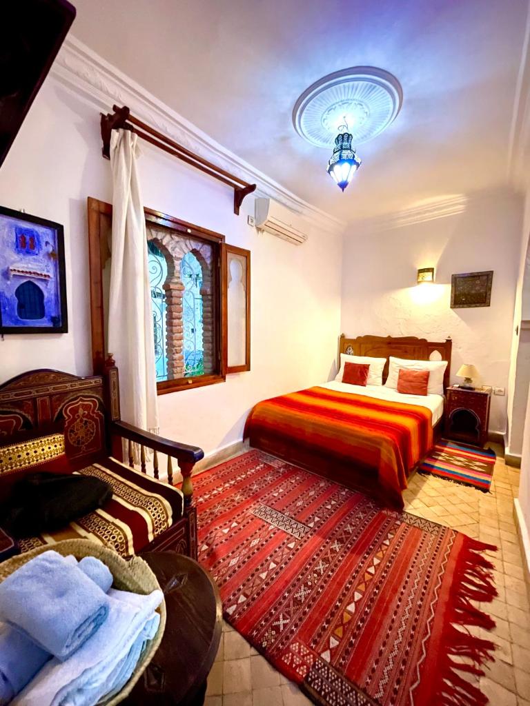 une chambre avec un lit et un canapé dans l'établissement Dar Sababa, à Chefchaouen