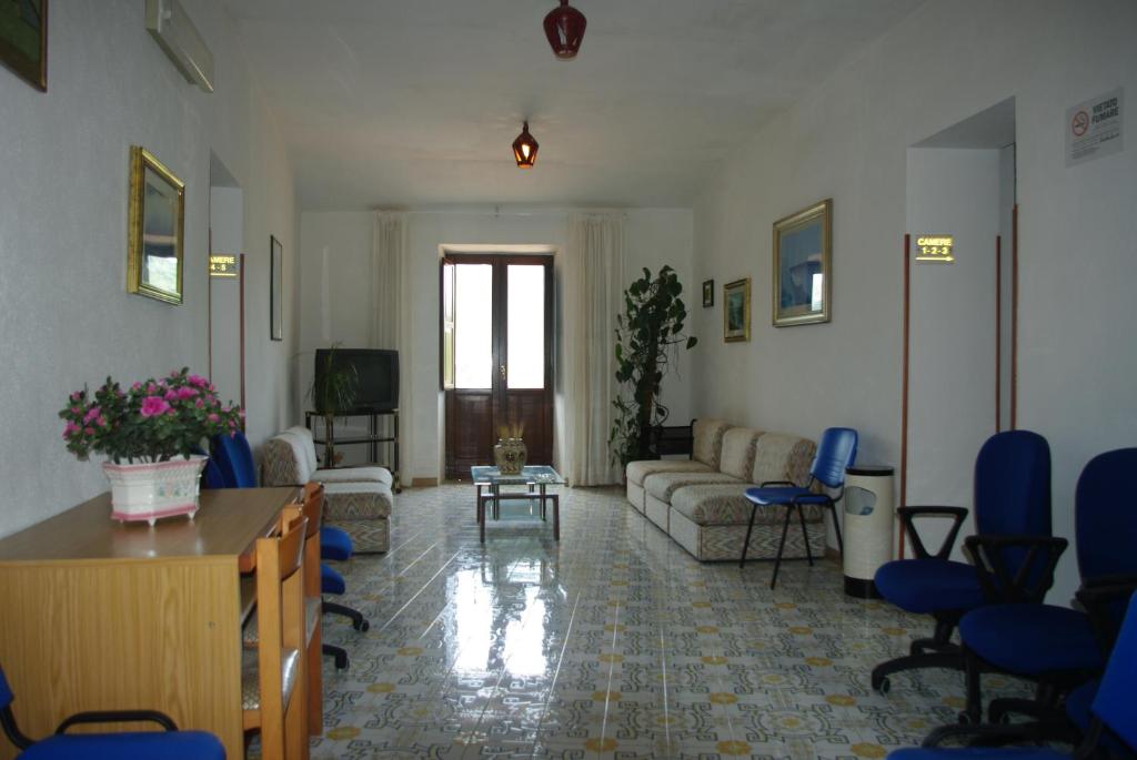 - un salon avec un canapé et des fauteuils bleus dans l'établissement Le Due Lanterne, à Aieta