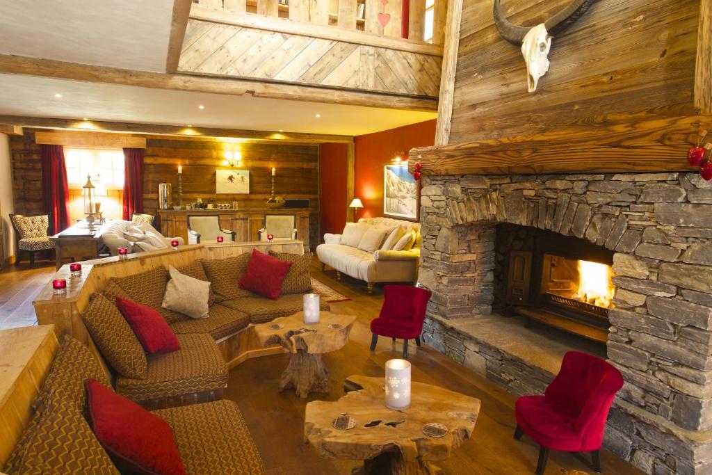 un salon avec un canapé et une cheminée dans l'établissement Black Diamond Sainte Foy Chalets, à Sainte-Foy-Tarentaise
