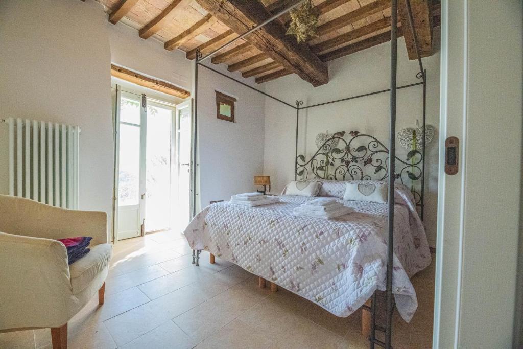 - une chambre avec un lit et une tête de lit en fer forgé dans l'établissement Ca' Gulino - Urbino - Villa con Minipiscina in Borgo Antico, à Urbino 80 autres photos
