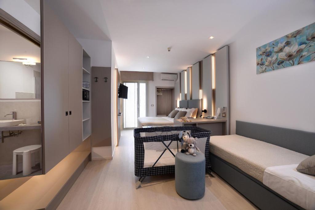 - une petite chambre avec un lit et une salle de bains dans l'établissement Hotel Colorado, à Lignano Sabbiadoro