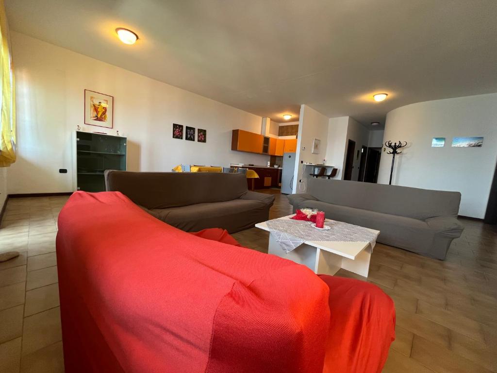 un salon avec un canapé rouge et une table dans l'établissement Casa Morello, à Zambrone
