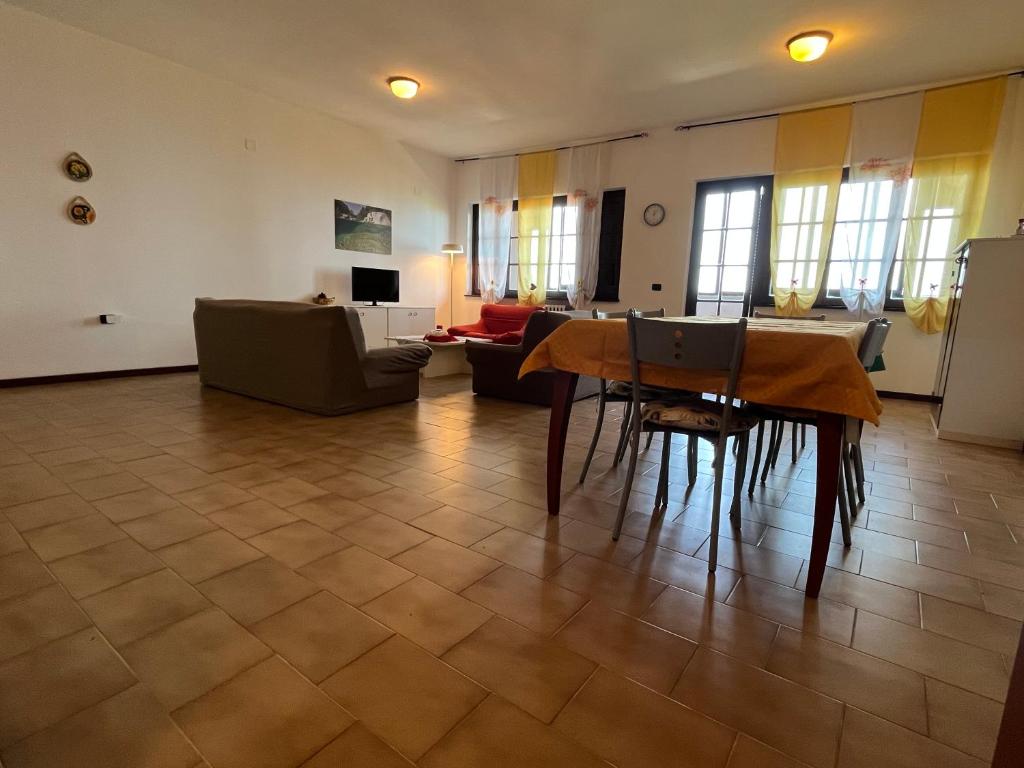 un grand salon avec une table et des chaises dans l'établissement Casa Morello, à Zambrone