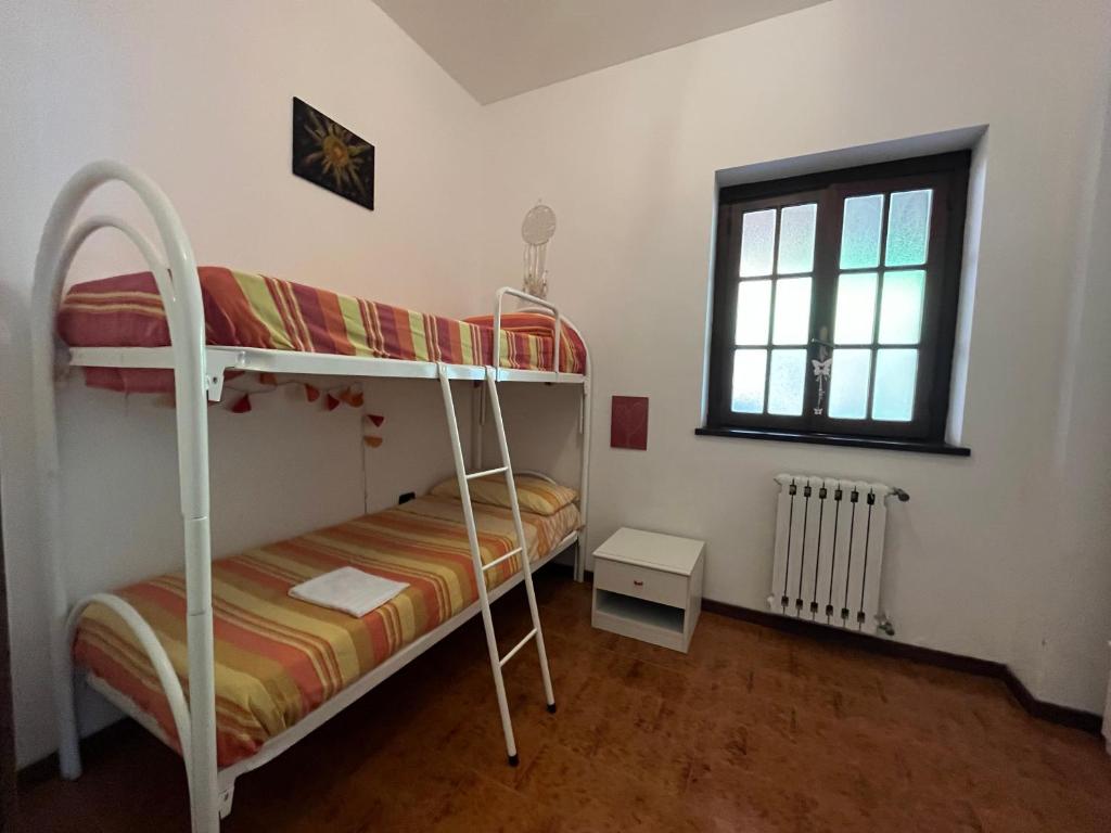 une chambre avec deux lits superposés et une fenêtre dans l'établissement Casa Morello, à Zambrone 66 autres photos