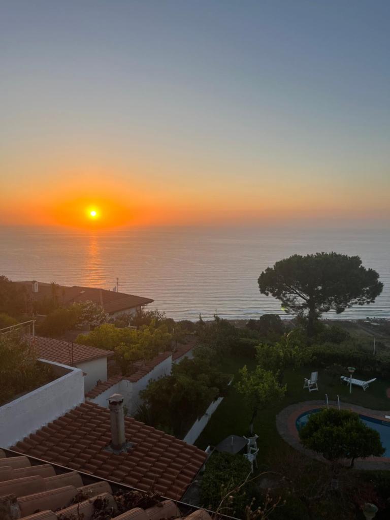 - un coucher de soleil sur l'océan depuis une maison dans l'établissement Casa Morello, à Zambrone