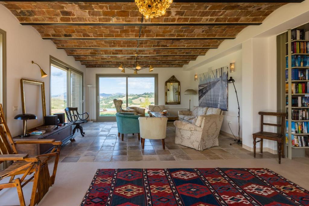 - un salon avec un plafond en bois dans l'établissement Villa Michela, à Barchi