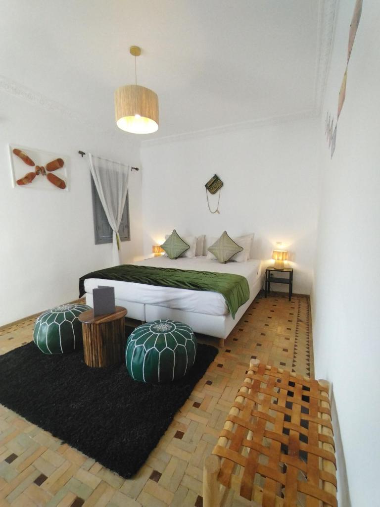 - une chambre avec un grand lit et deux oreillers dans l'établissement Riad L'Arganier, à Marrakech