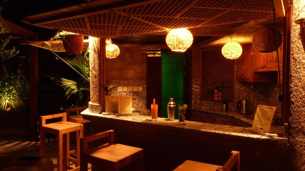 - un bar dans un restaurant avec des chaises et des lumières dans l'établissement Riad Al Ksar & Spa, à Marrakech