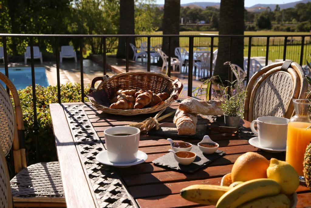 une table en bois avec un panier de nourriture dessus dans l'établissement Camping Arutoli, à Porto-Vecchio
