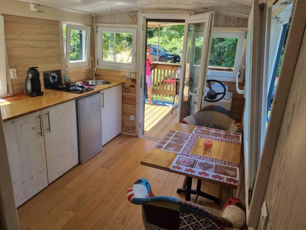 - une cuisine et un coin repas dans une petite maison dans l'établissement Au fils de l'eau, à Strasbourg 7 autres photos