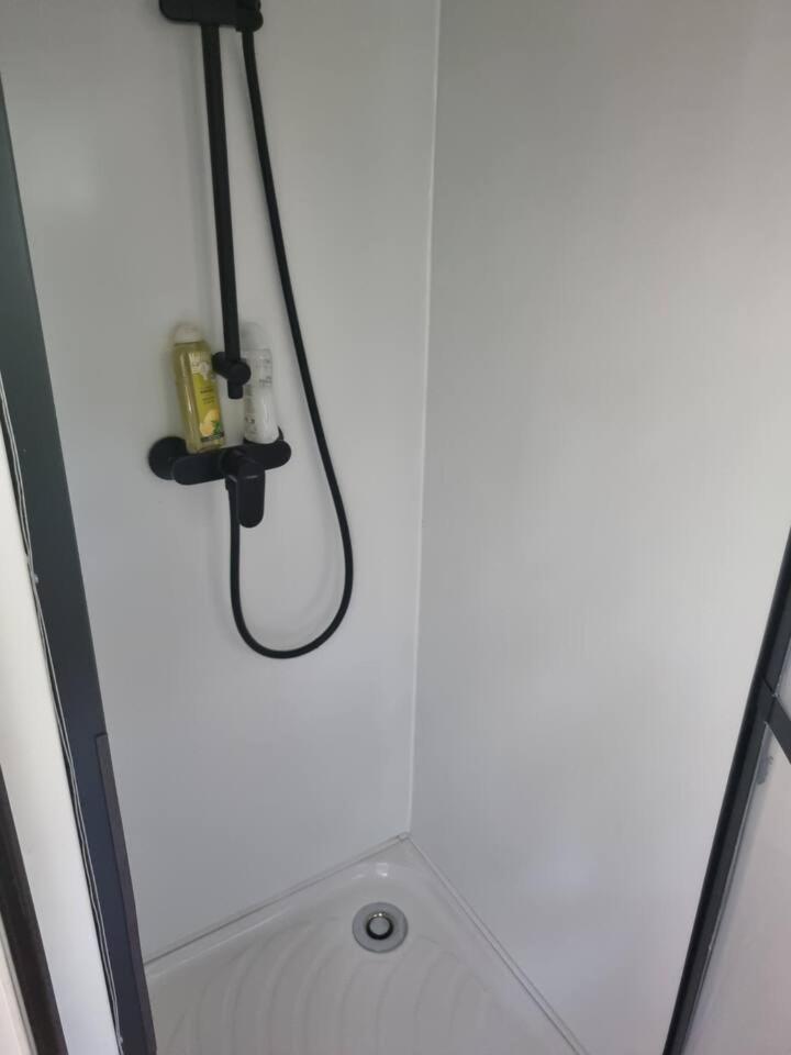 une porte blanche avec deux lumières sur le mur dans l'établissement Au fils de l'eau, à Strasbourg