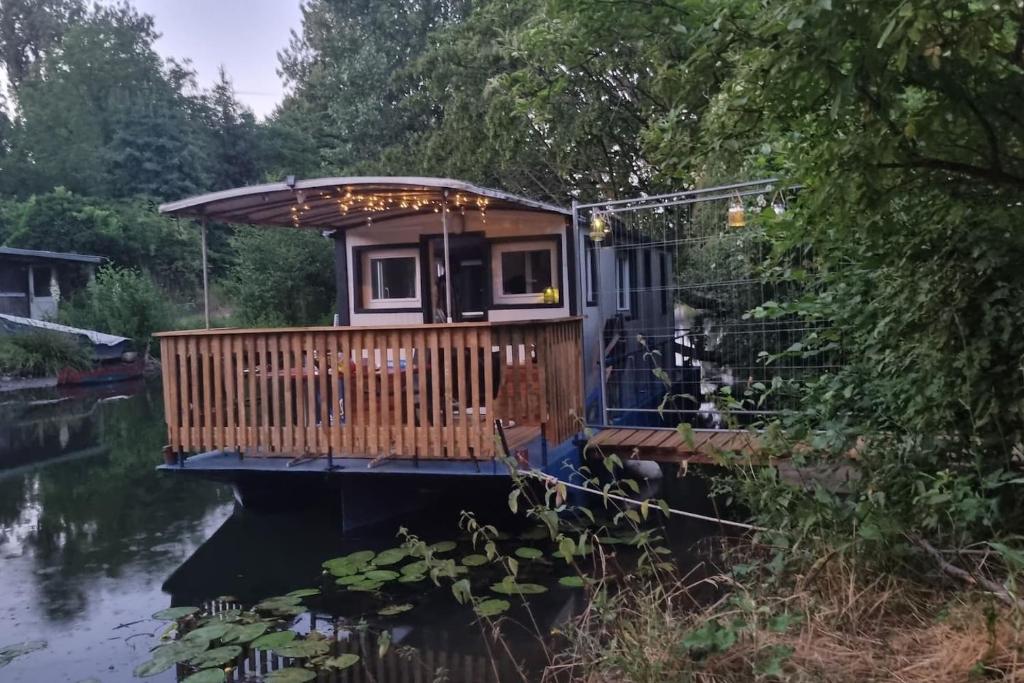 un bateau sur l'eau dans une rivière dans l'établissement Au fils de l'eau, à Strasbourg
