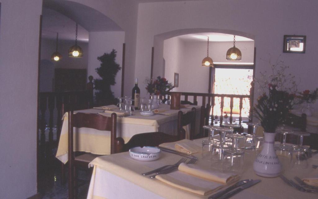 une salle à manger avec une table et des verres à vin dans l'établissement Le Due Lanterne, à Aieta