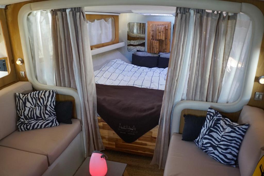 Cette petite chambre comprend un lit et deux canapés. dans l'établissement Bâteau cocoon en amoureux, à Bordeaux