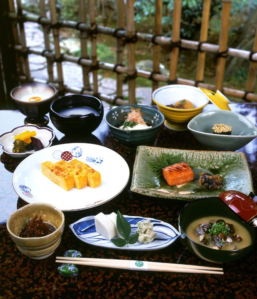 une table recouverte de bols et de assiettes de nourriture dans l'établissement Gyokutei, à Hakone