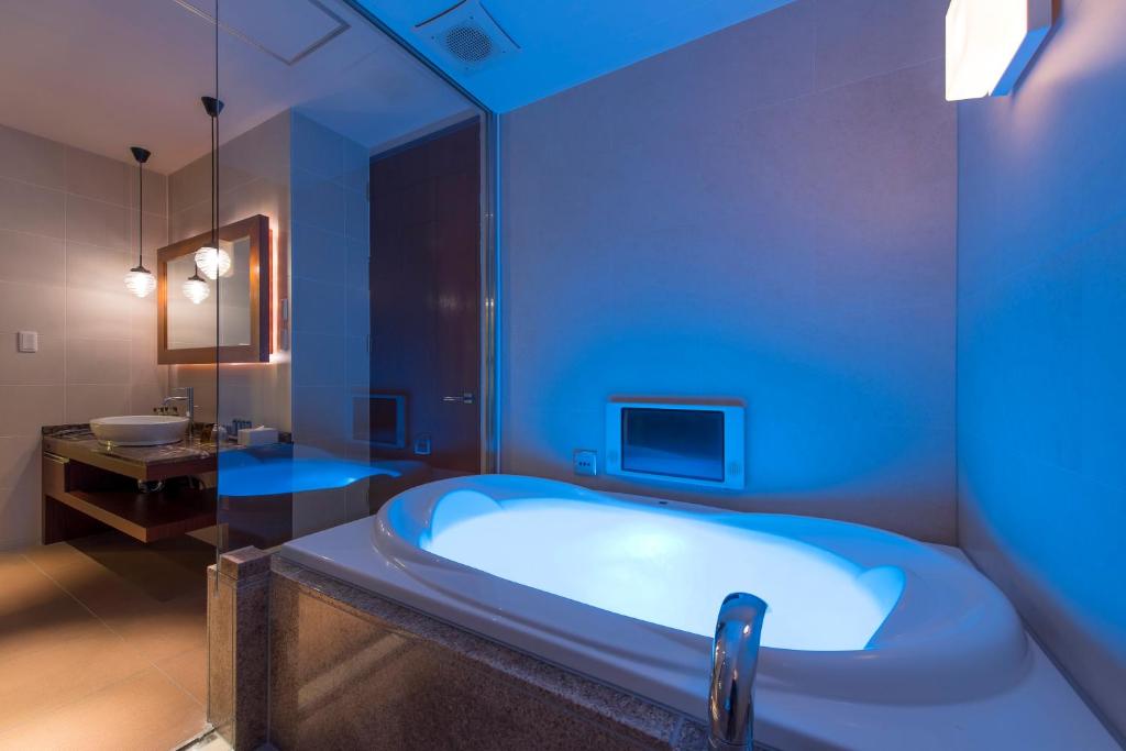 une salle de bain bleue avec une baignoire et un lavabo dans l'établissement コスタリゾート千葉北（大人専用）, à Shimo-shizu 27 autres photos