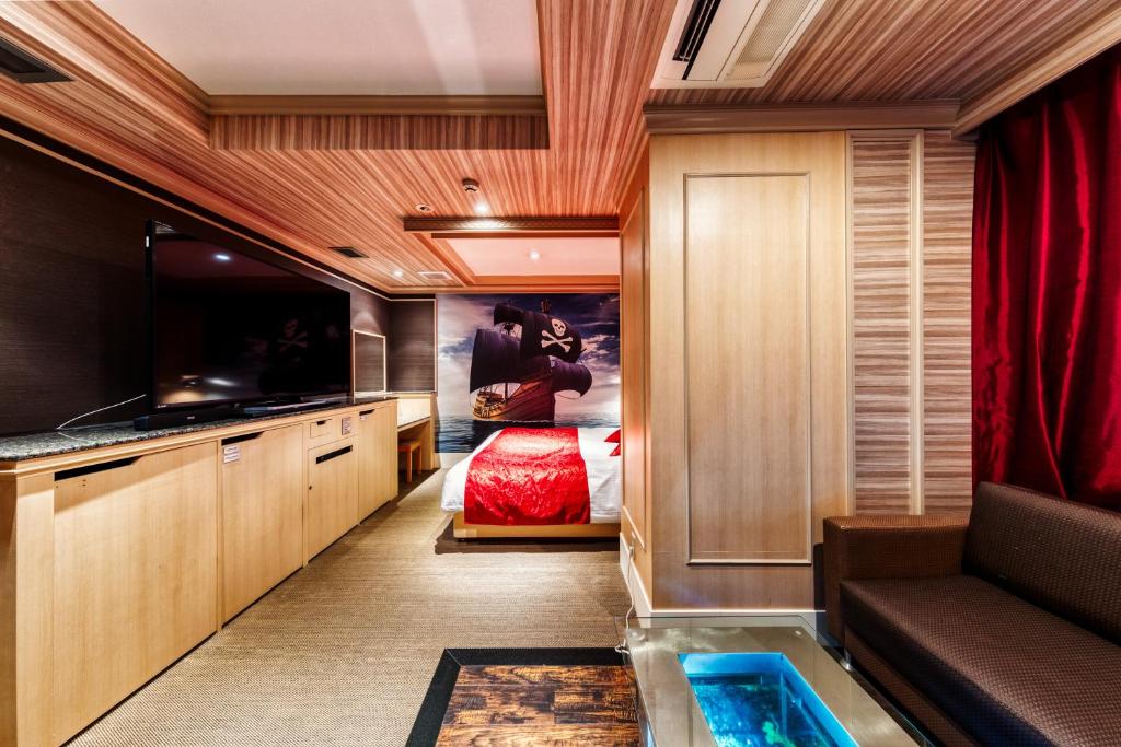 une chambre d'hôtel avec un lit et une baignoire dans une chambre dans l'établissement Hotel Atlantis Machida -Adult Only, à Kami-seya