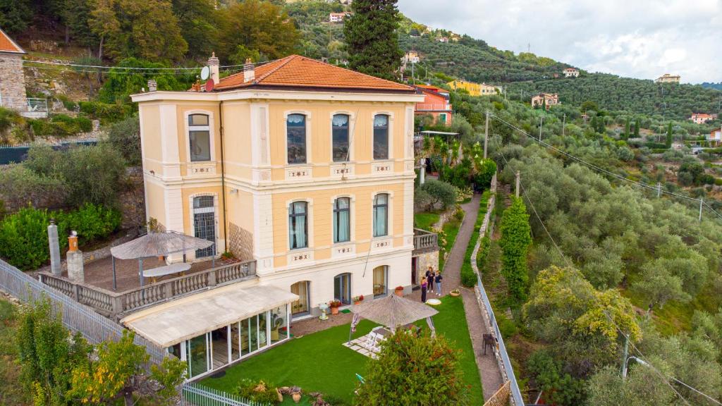 une vue aérienne d'une maison sur une colline dans l'établissement Villa Le Palme Swimming-Pool & Relax in the Gulf of Poets, à La Spezia