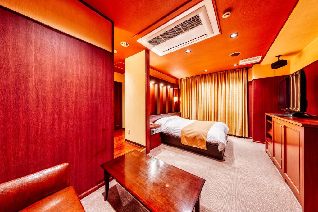 une chambre d'hôtel avec un lit et une table dans l'établissement HOTEL LITZ HIROSHIMA -Adult Only, à Hiroshima 17 autres photos