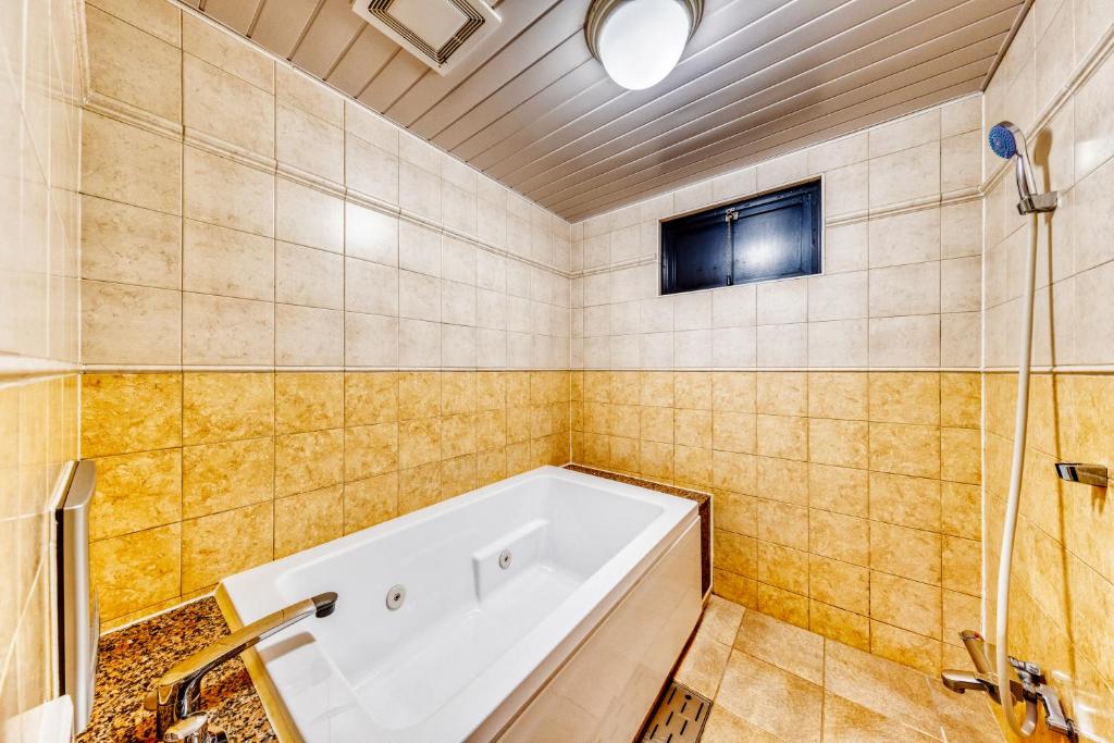 une salle de bain avec baignoire et douche dans l'établissement HOTEL LITZ HIROSHIMA -Adult Only, à Hiroshima