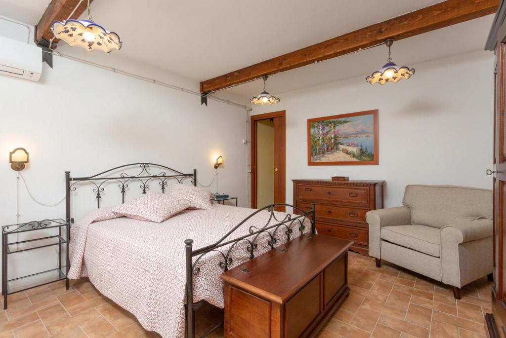 une chambre avec un lit et une chaise dans l'établissement Villa Casale Silvia, à Terni 63 autres photos