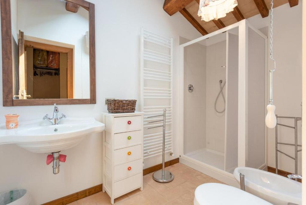 une salle de bain blanche avec un lavabo et une douche dans l'établissement Villa Casale Silvia, à Terni